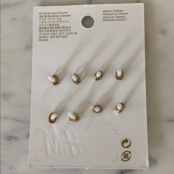 NEW H&M Holiday Earrings!🎄🎄🎄 - Picture 3 of 4